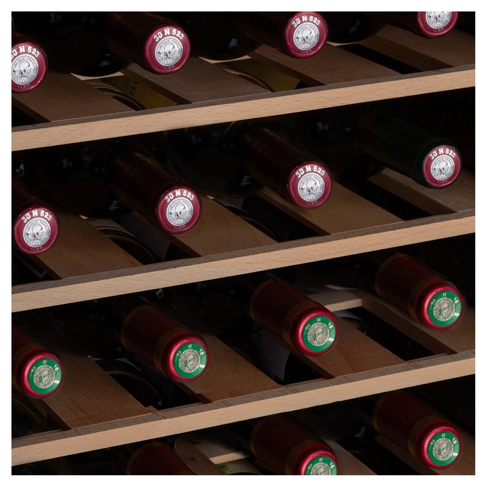 Cave de vinho compacta Les Petits Champs CAVCB28 Black para 28 garrafas de vinho.