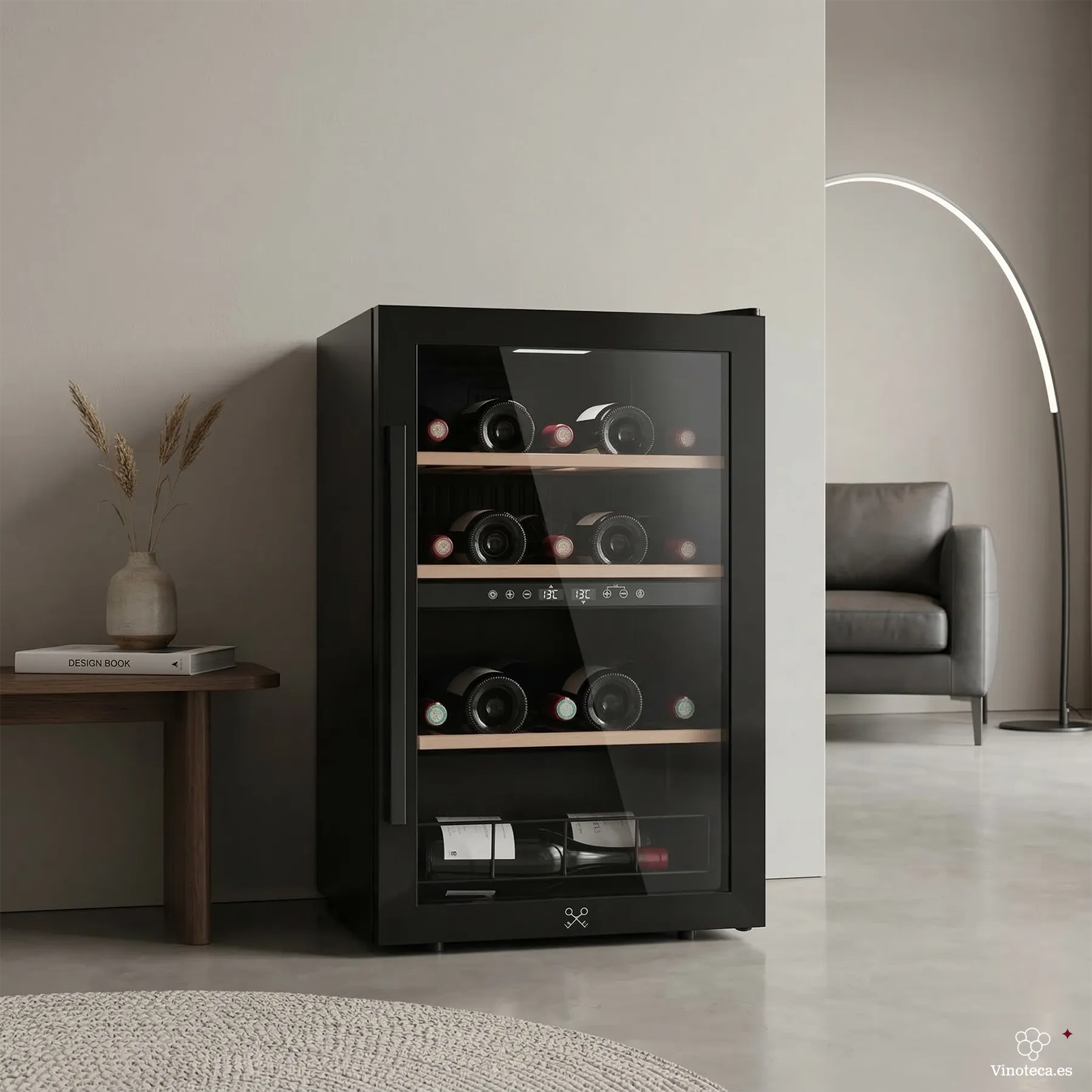 Cave de vinho Les Petits Champs CAVCDB32 em ambiente de sala com design preto elegante.