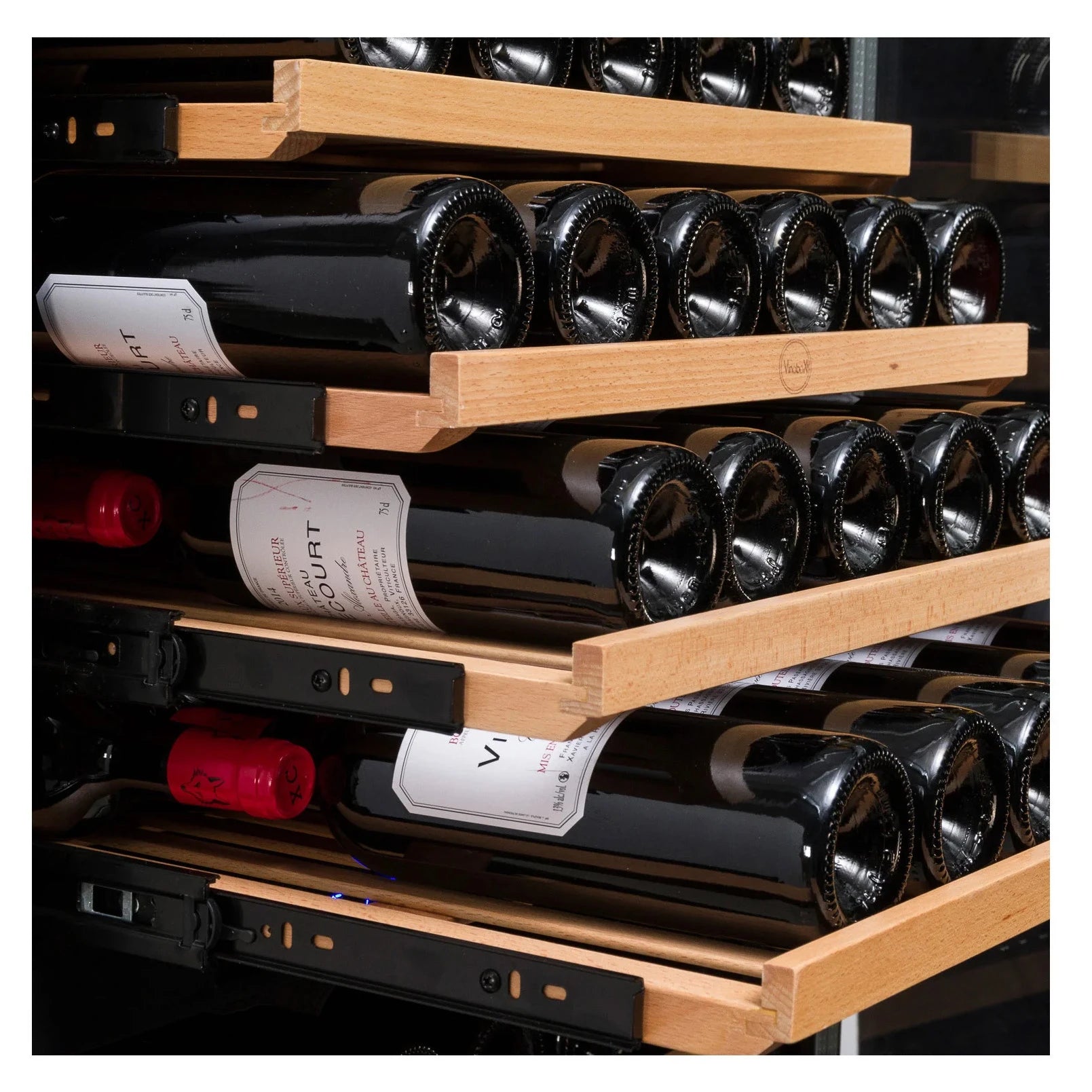 Detalhe da cave de vinho Vinobox V40 GC 2T Inox com display digital e indicador luminoso.