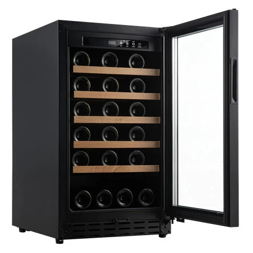 Interior da cave de vinho Vinobox V40 GC 1T Black com cinco estantes de madeira removíveis.