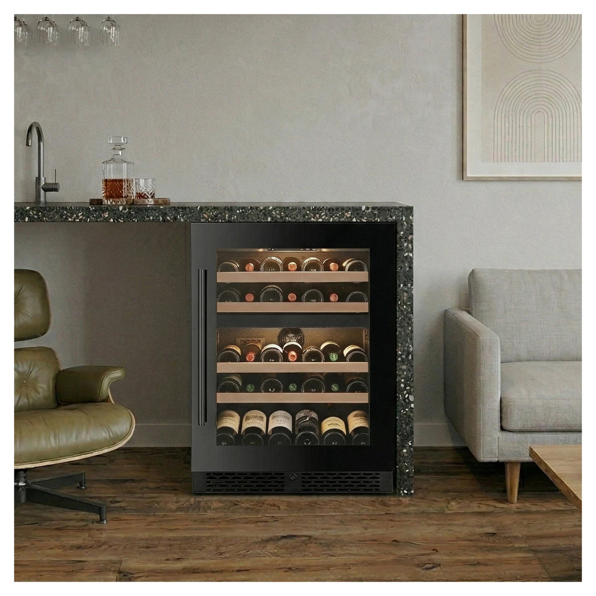 Cave de vinho ClimaVin Noir59 encastrada sob uma bancada de bar numa sala de estar