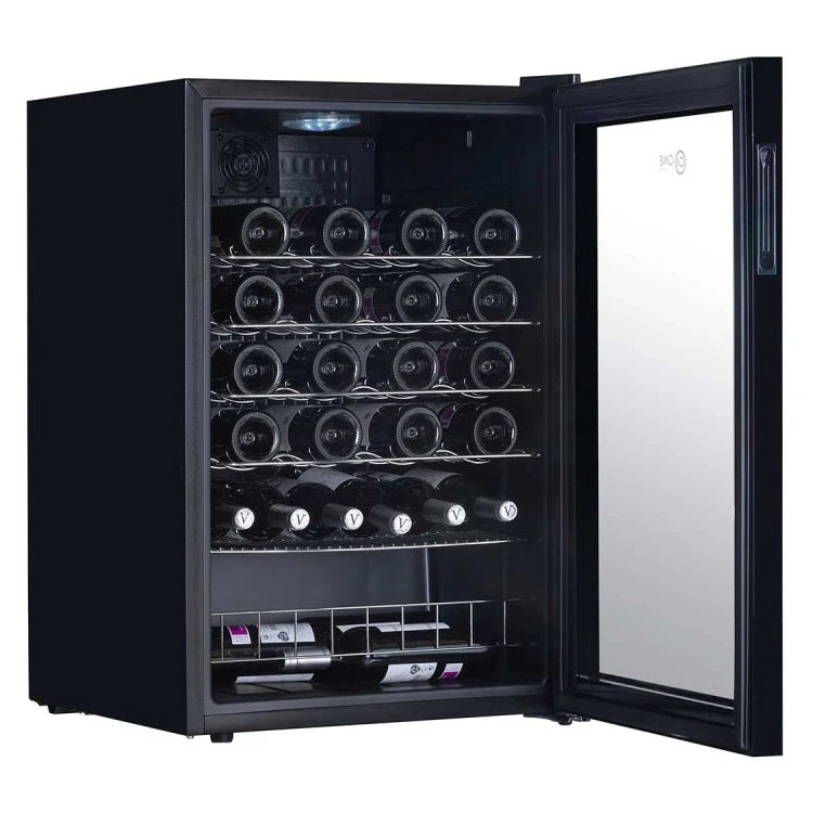 Interior da cave de vinho Cave Vinum CV-40-C com prateleiras metálicas e iluminação LED branca de baixo consumo.