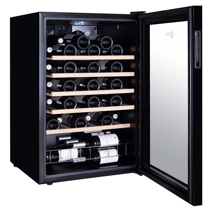 Interior da cave de vinho Cave Vinum CV-40-CWS com prateleiras de madeira e iluminação LED para garrafas de vinho.