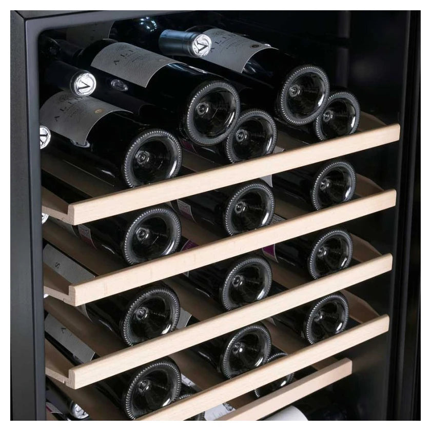 Cave de vinho Cave Vinum CV-40-CWS de livre instalação com compressor silencioso e temperatura regulável de 4 a 16 ºC.