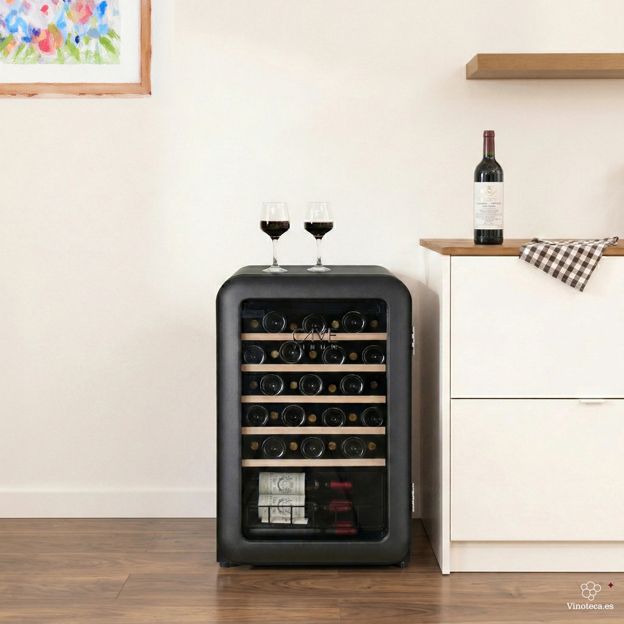 Cave de vinho Cave Vinum CV-45-R em sala moderna, com garrafas visíveis e copos de vinho sobre a parte superior.