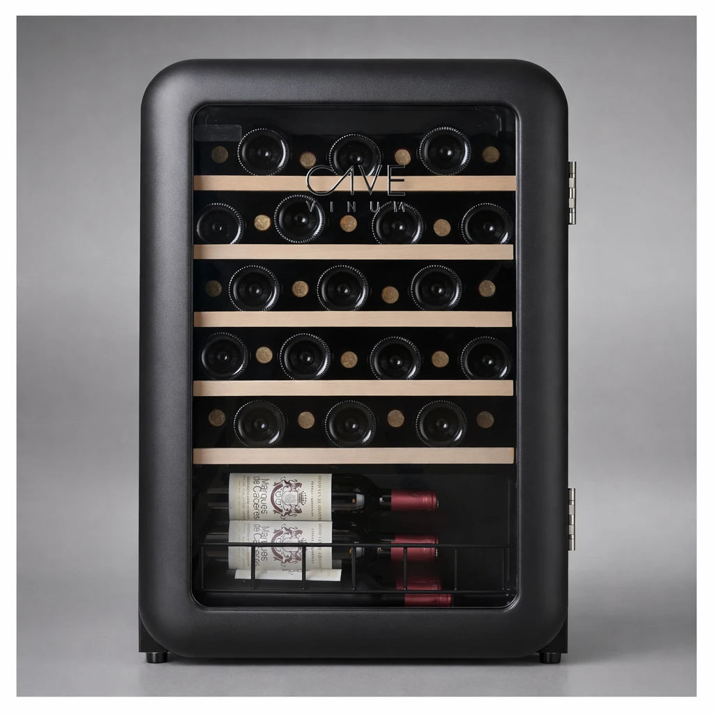 Cave de vinho 45 garrafas Cave Vinum CV-45-R preta com design retro, porta de vidro e capacidade para 45 garrafas.