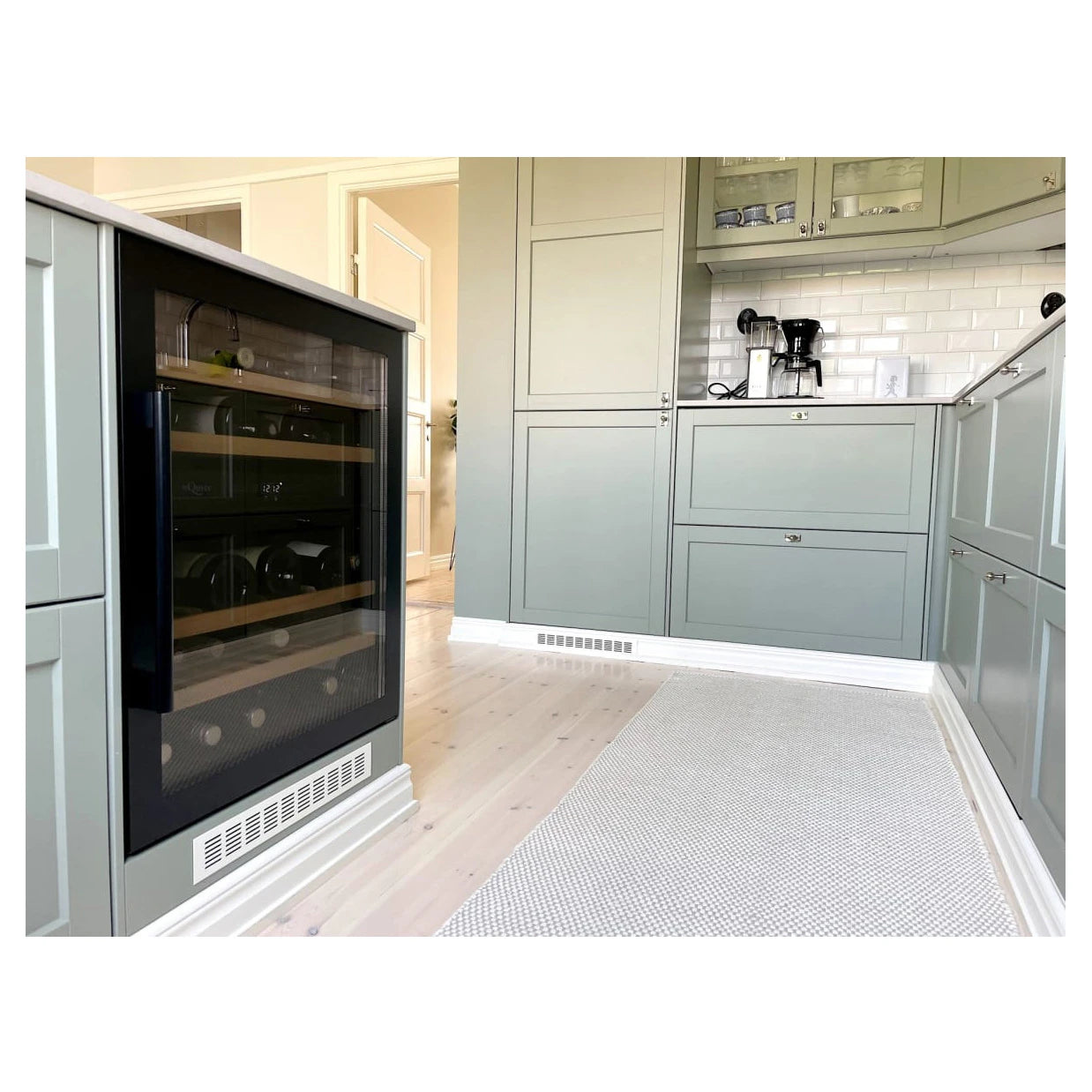 Cave de vinho mQuvée WineCave 700 60D Anthracite Black com porta reversível anti-UV.