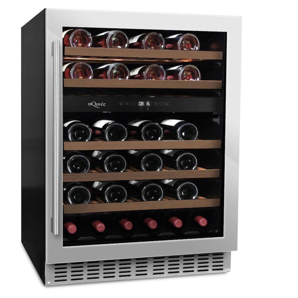 Interior da cave de vinho mQuvée WineCave 700 60D Stainless com prateleiras de madeira.