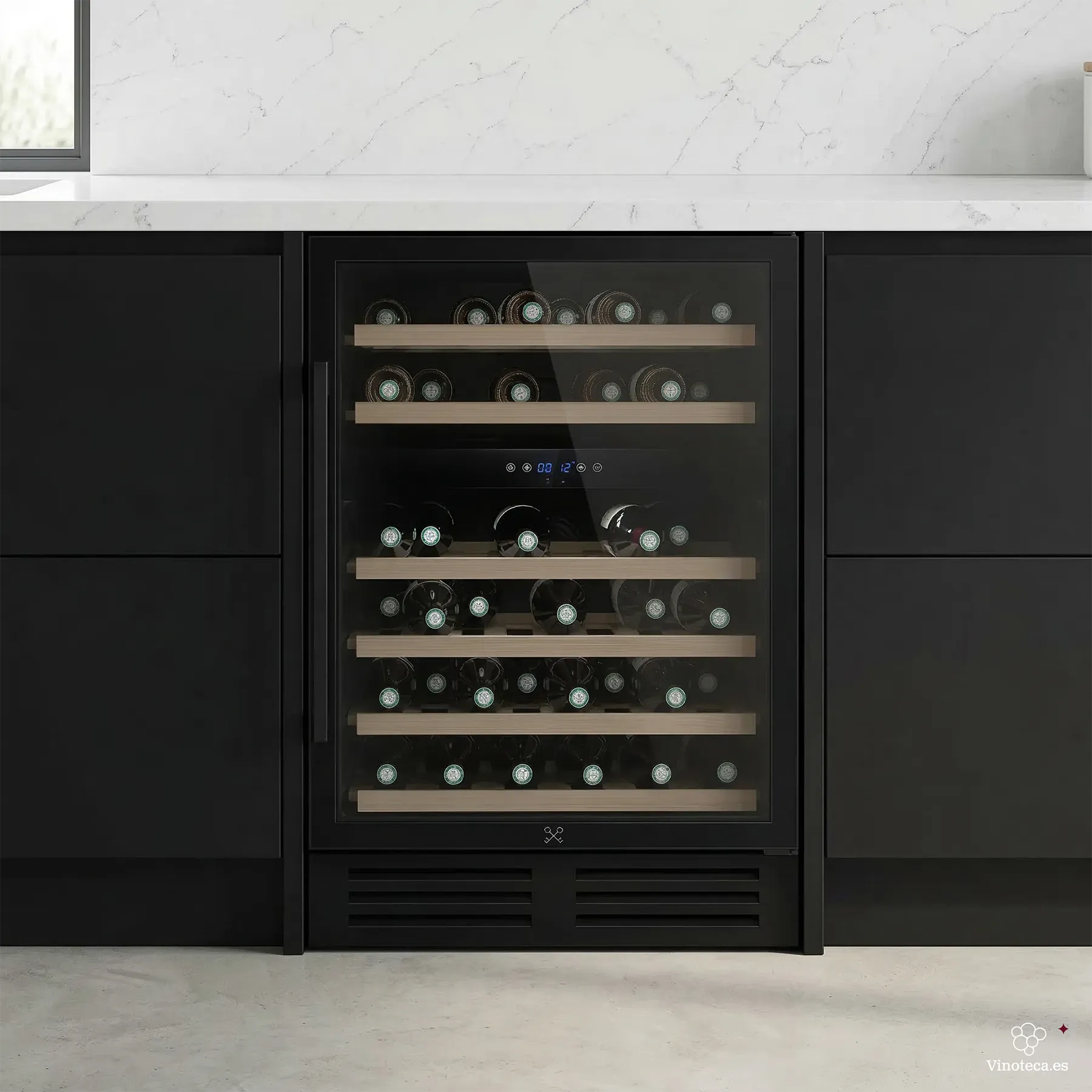 Cave de vinho Les Petits Champs CAVCEDB46 integrada em cozinha moderna com acabamento preto.
