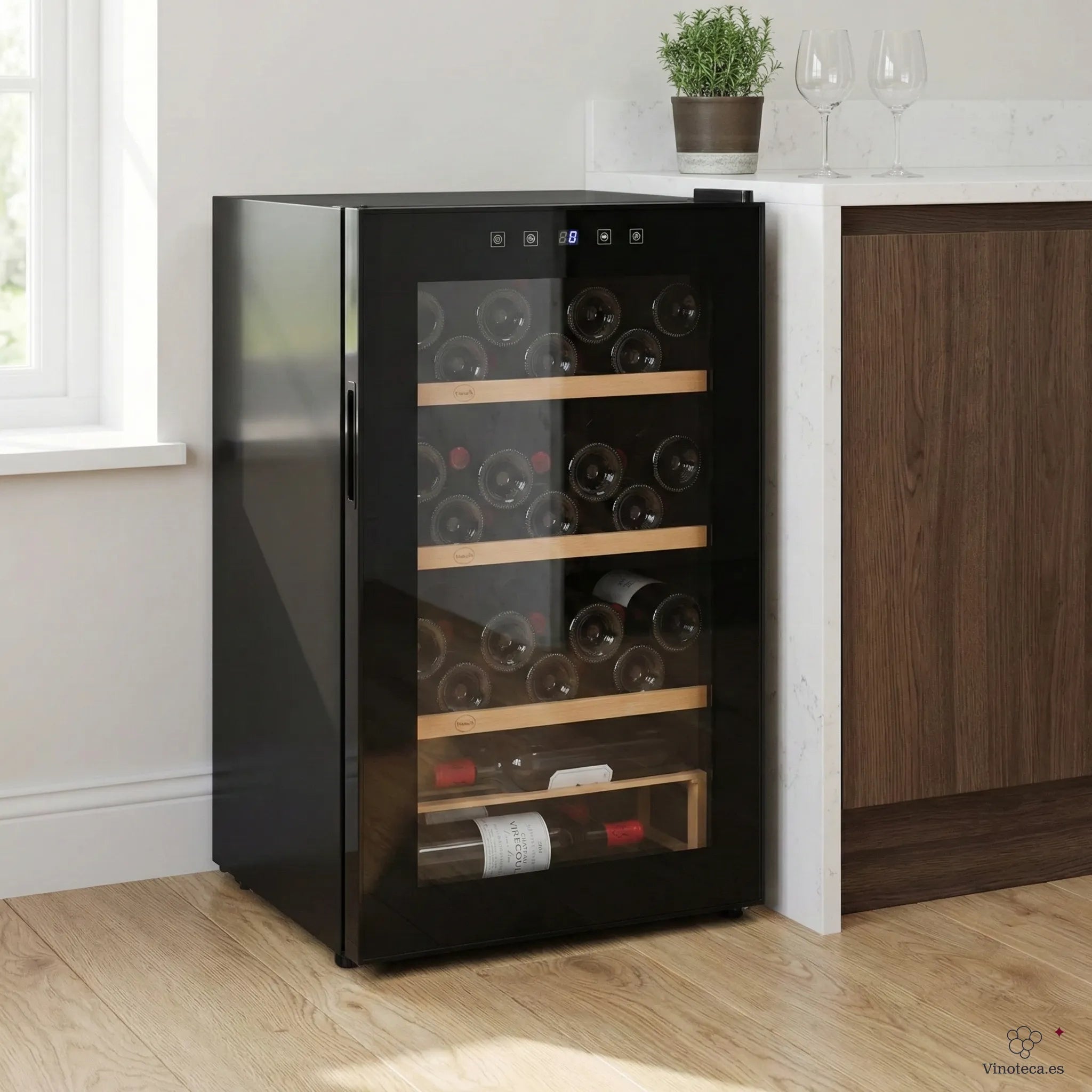 Cave de vinho Vinobox 48 Pro em ambiente doméstico com design compacto preto.
