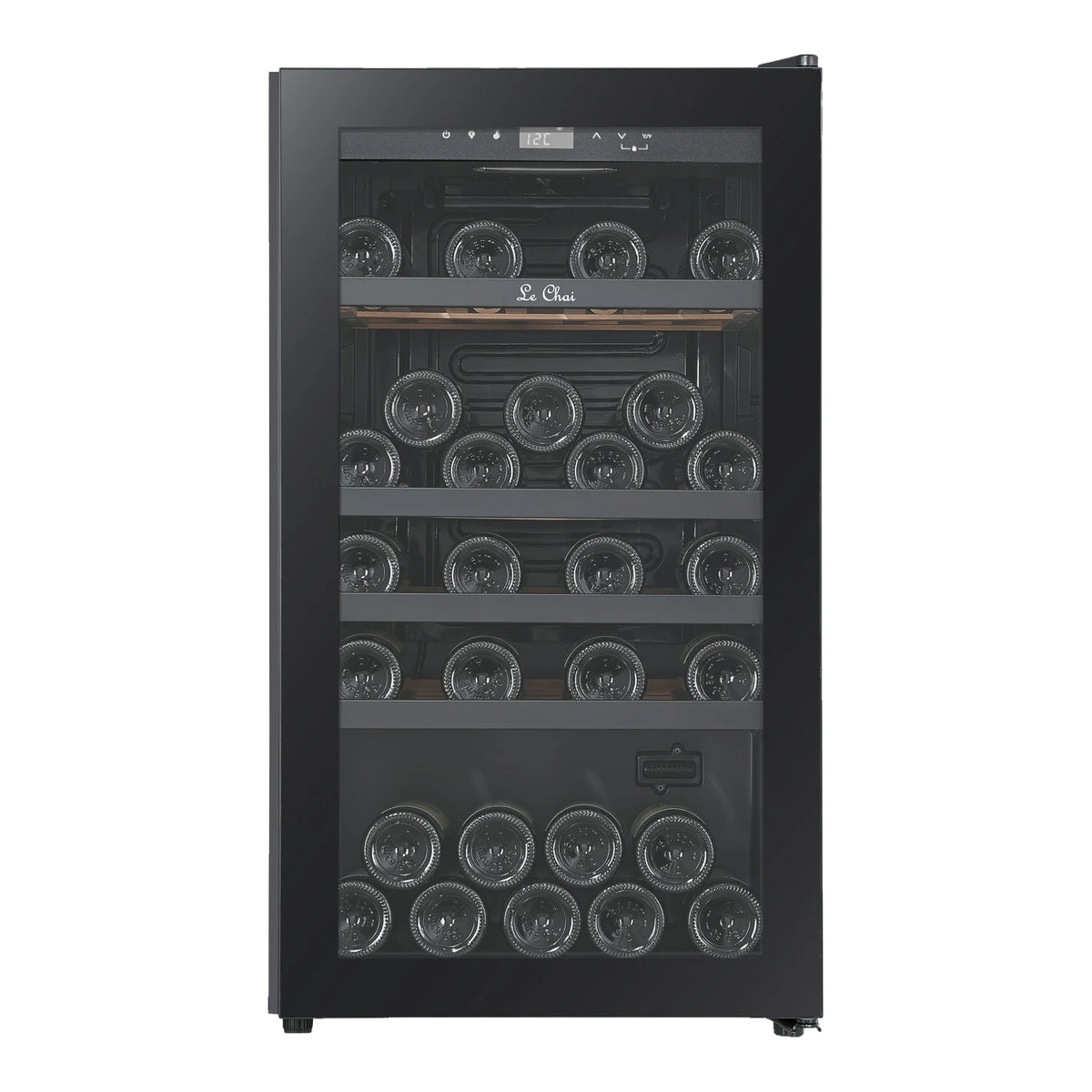 Cave de vinho Le Chai LCT1FS49 de 49 garrafas, vista frontal com a porta fechada, cheia de garrafas, com as prateleiras com frontal Black Inox.