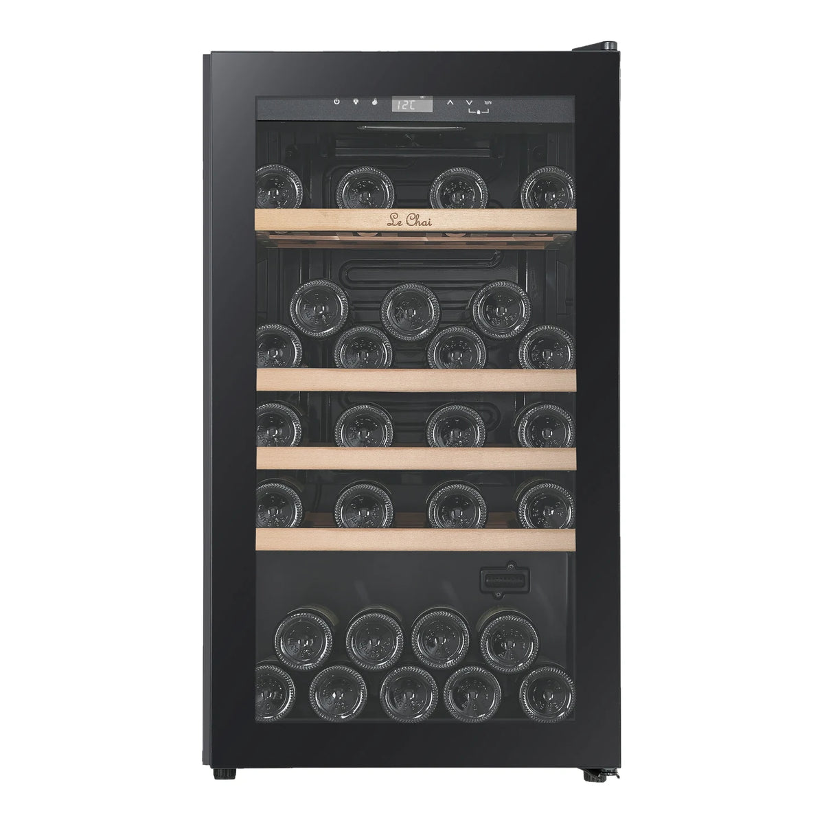 Cave de vinho Le Chai LCT1FS49 de 49 garrafas, vista frontal com a porta fechada, cheia de garrafas, com as prateleiras de madeira sem frontal Black Inox.