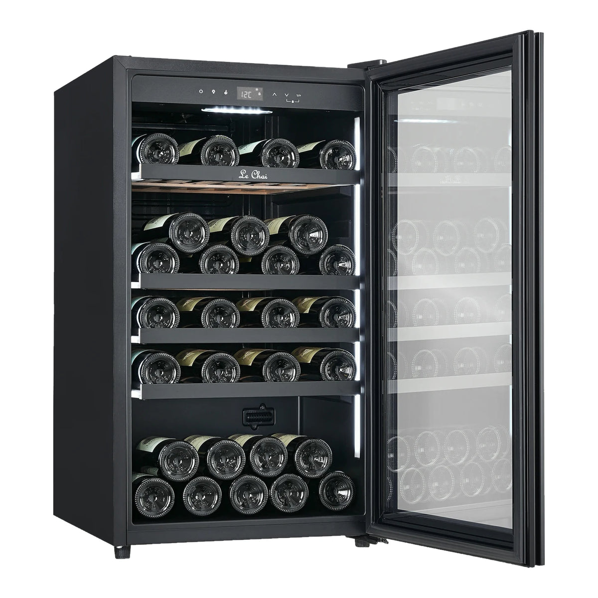 Cave de vinho Le Chai LCT1FS49 de 49 garrafas, vista de três quartos com a porta aberta, cheia de garrafas e com a iluminação acesa.