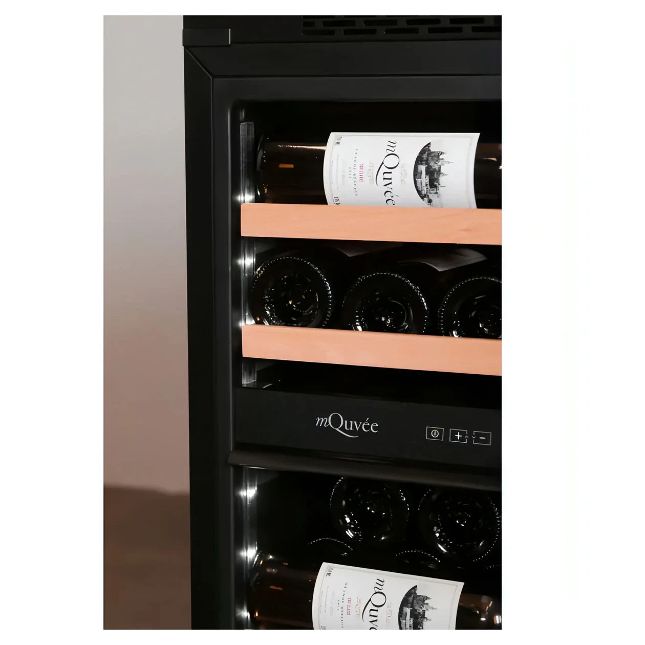 Cave de vinho mQuvée WineKeeper 49D Stainless com duas zonas de temperatura.