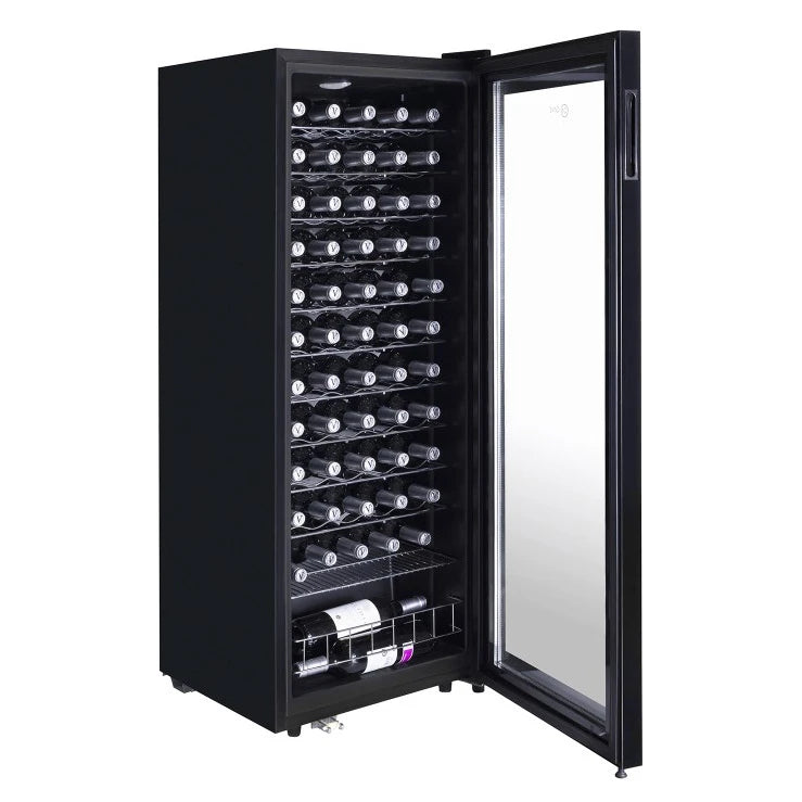 Interior da cave de vinho Cave Vinum CV-60-C com 10 prateleiras metálicas anti-gotejamento e iluminação LED.