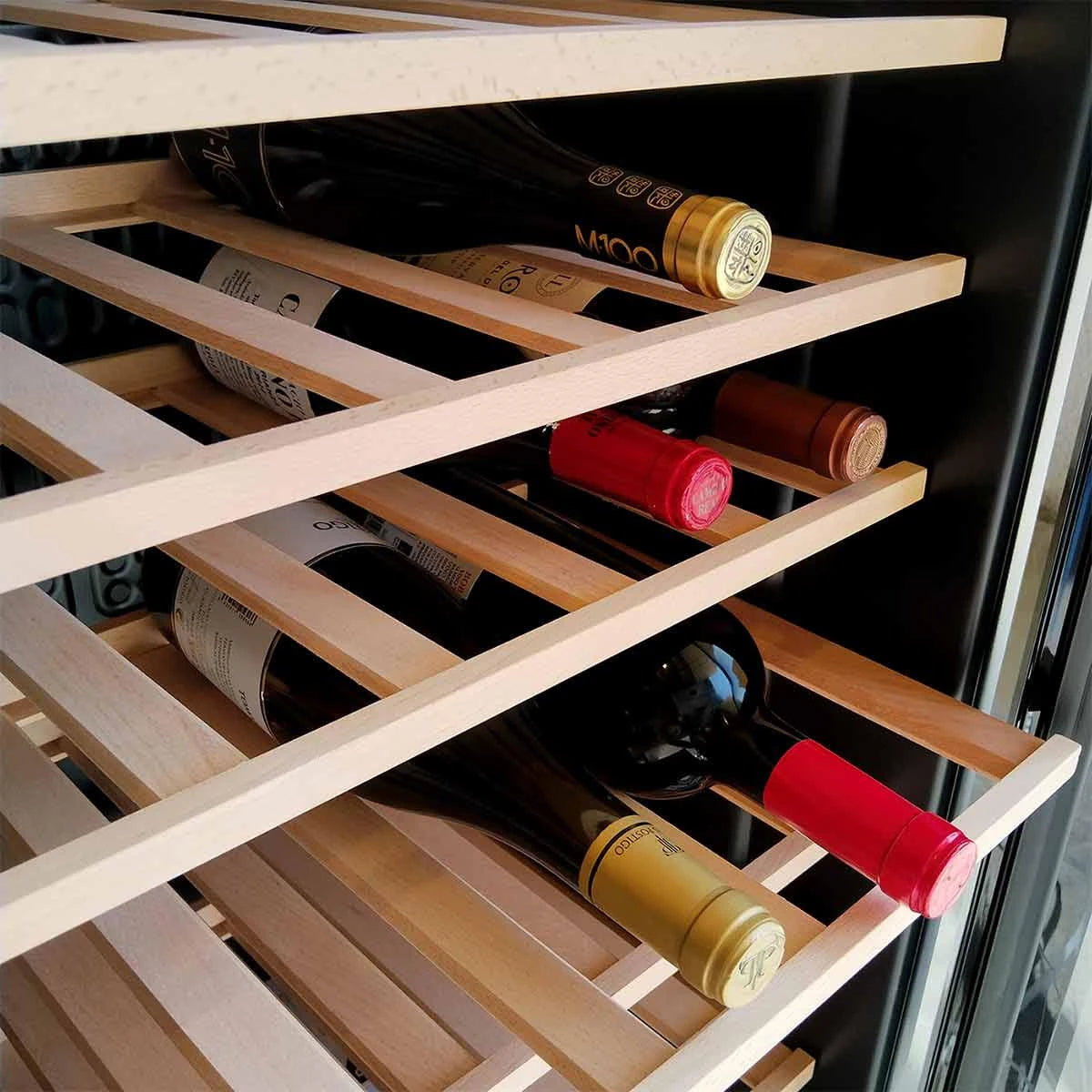 Cave de vinho Cave Vinum CV-60 WS de livre instalação com baixo nível sonoro de 36 dB e acabamento preto.
