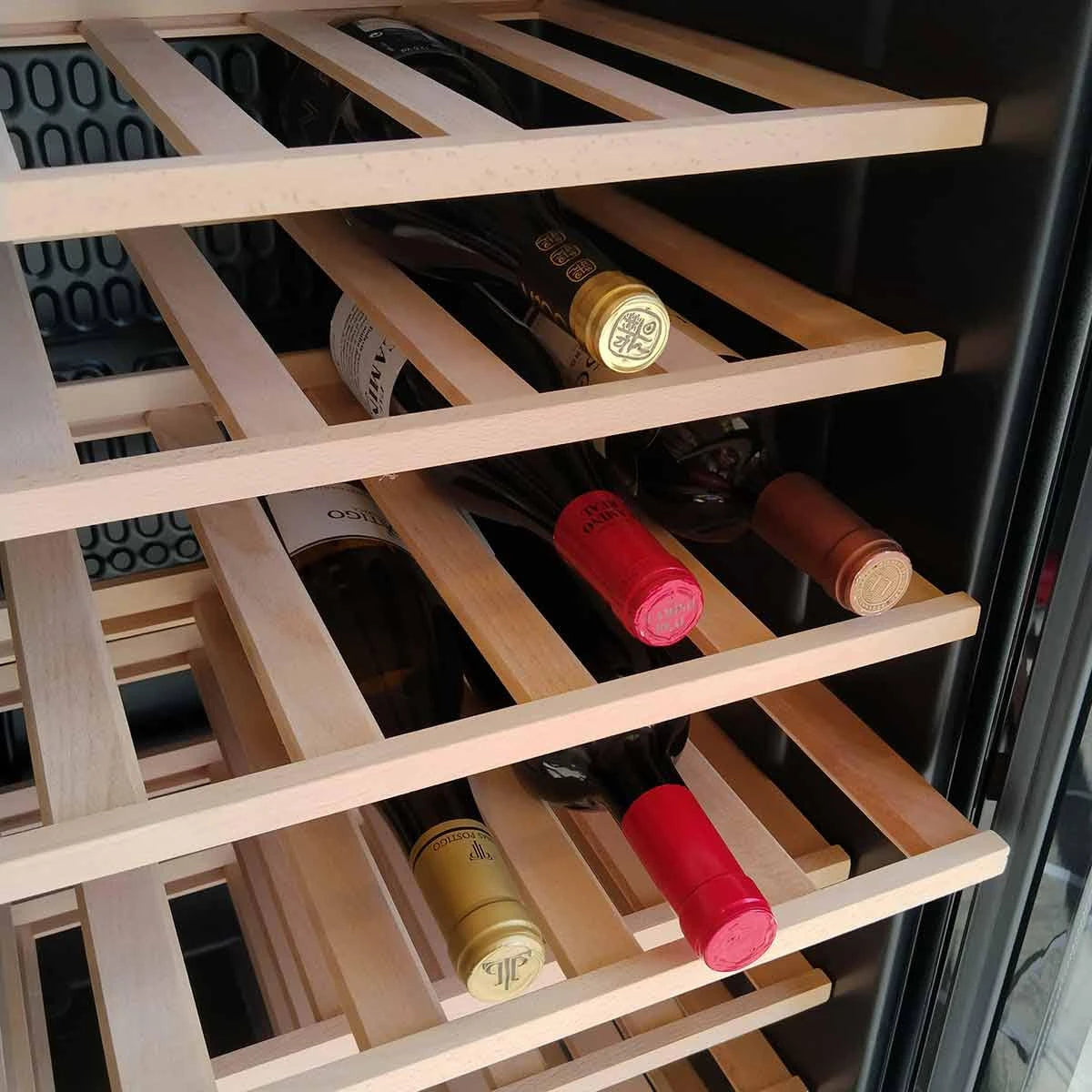 Detalhe interior da cave de vinho Cave Vinum CV-60 WS com luz LED e distribuição para garrafas de 75 cl.