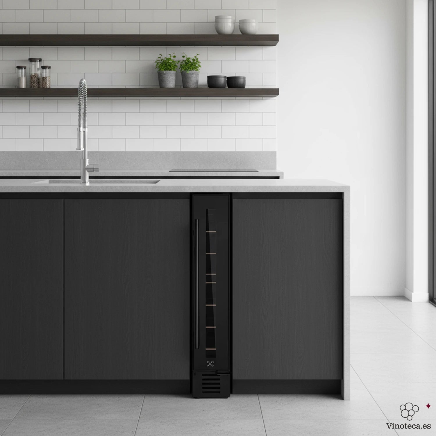 Cave de vinho 7 garrafas Les Petits Champs CAVSEB7 Black encastrada numa cozinha moderna.