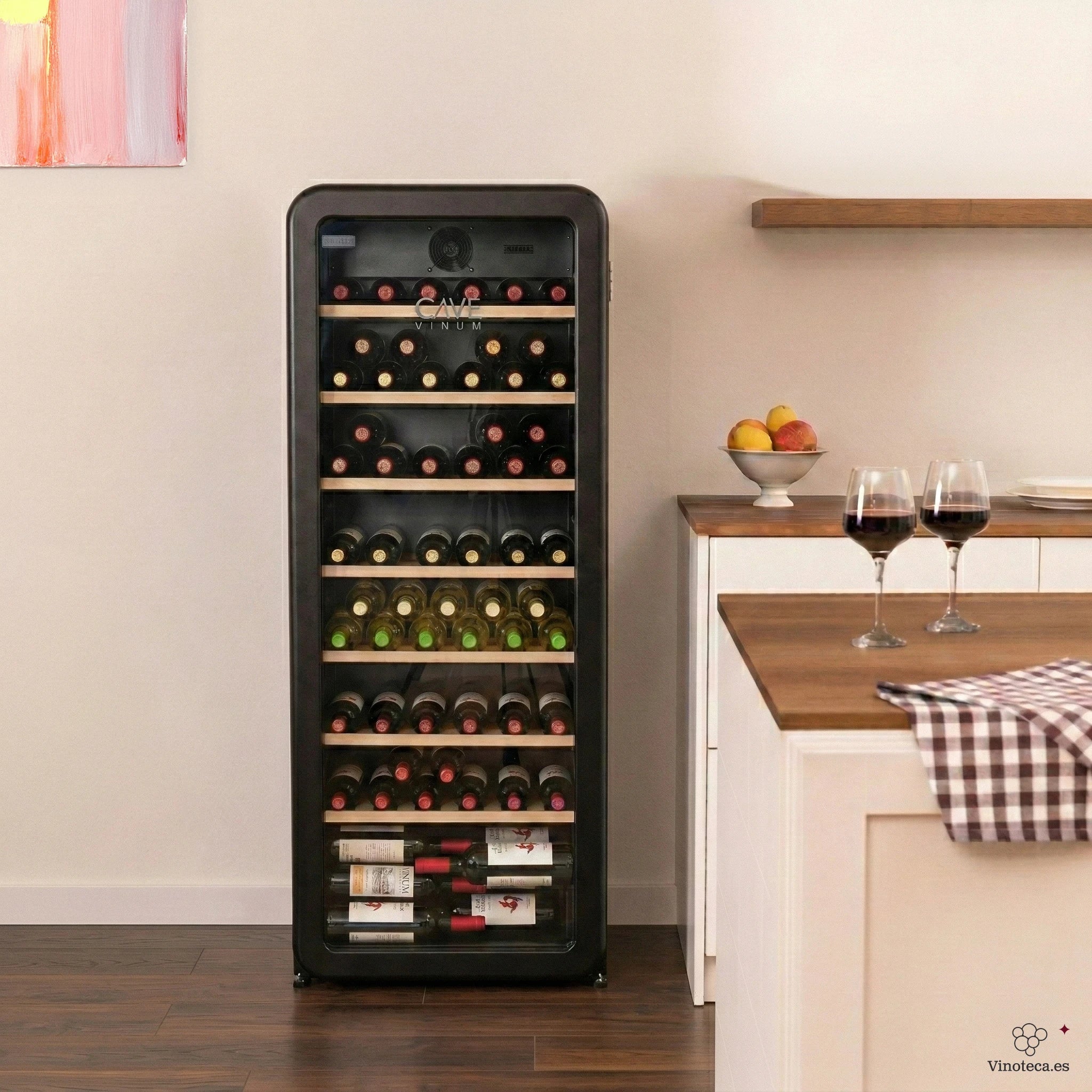 Cave de vinho Cave Vinum CV-76-R em ambiente de cozinha moderna, com garrafas organizadas em prateleiras de madeira.