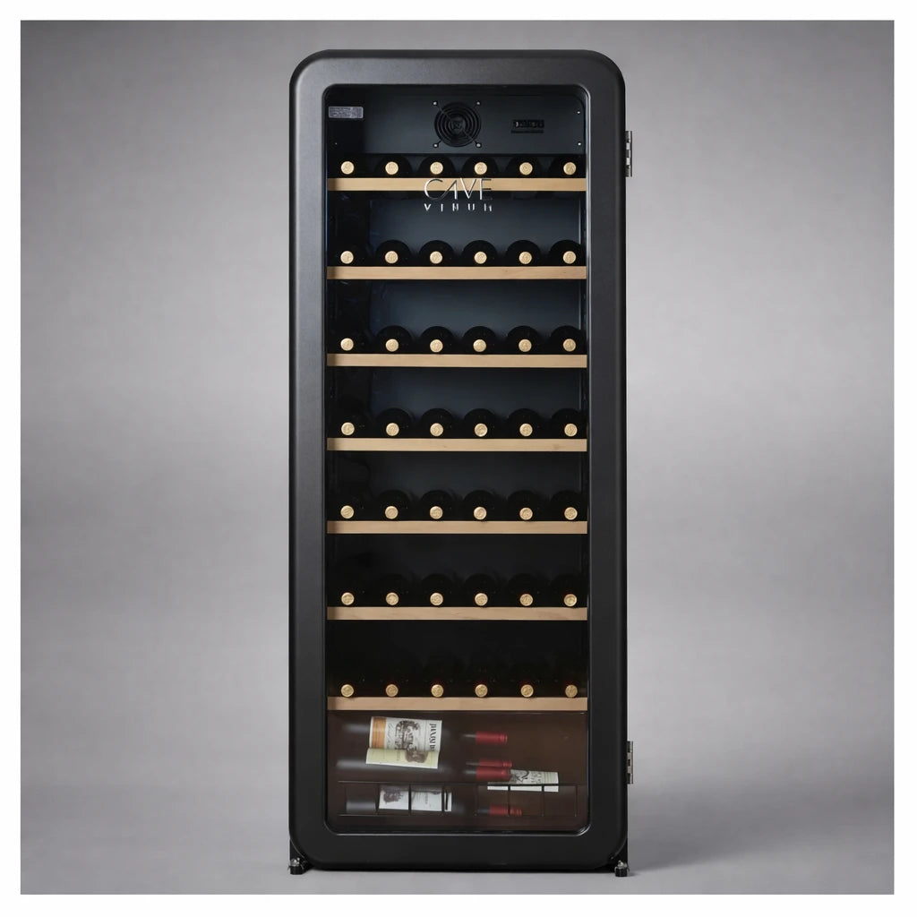 Cave de vinho 76 garrafas Cave Vinum CV-76-R preta com design retro, porta de vidro fechada e grande capacidade de conservação.