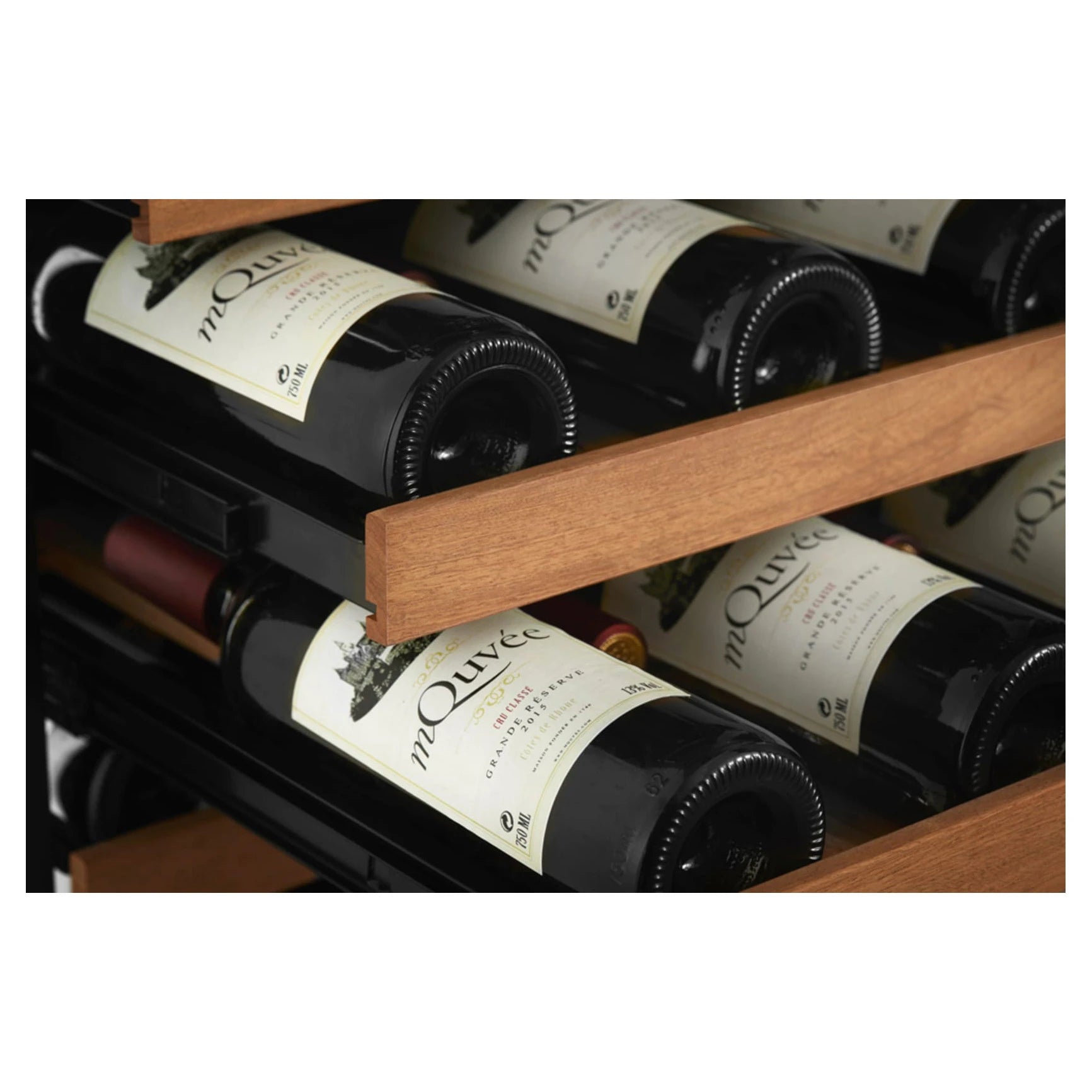 Detalhe da cave de vinho mQuvée EDGE 45D Panel Ready com vidro anti-UV e moldura sem juntas.