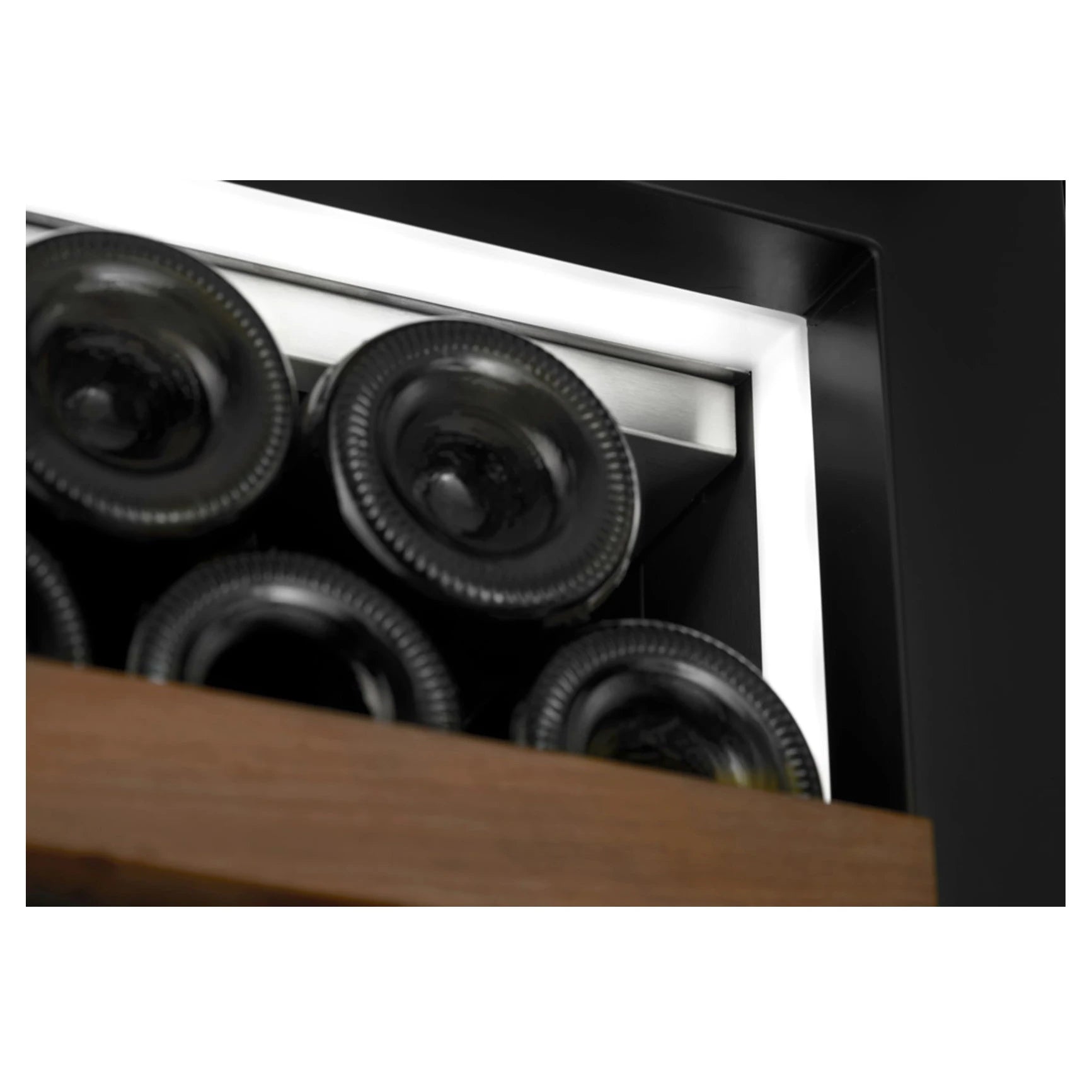 Cave de vinho mQuvée EDGE 45D Panel Ready com compressor de baixas vibrações.