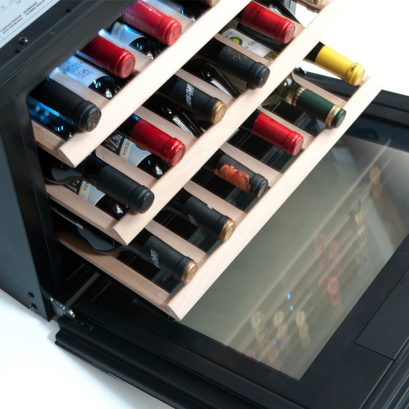Detalhe da cave de vinho Cave Vinum CV-24-CE com controlo tátil digital, prateleiras deslizantes e iluminação LED quente.