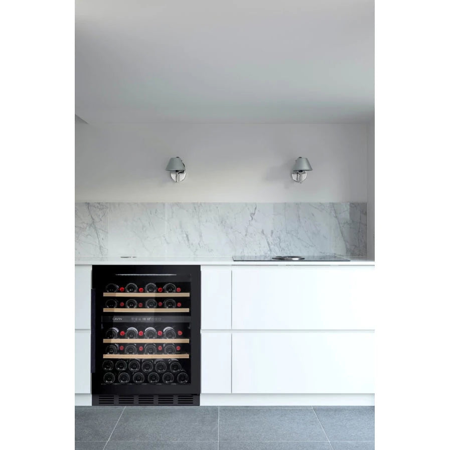 Cave de vinho para 46 garrafas Cavin Arctic Collection 60D de dupla zona Full Glass Black integrado numa cozinha contemporânea