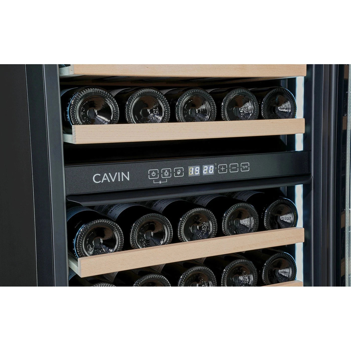 Interior de Cave de vinho para 67 garrafas Cavin Polar Collection 68 com prateleiras