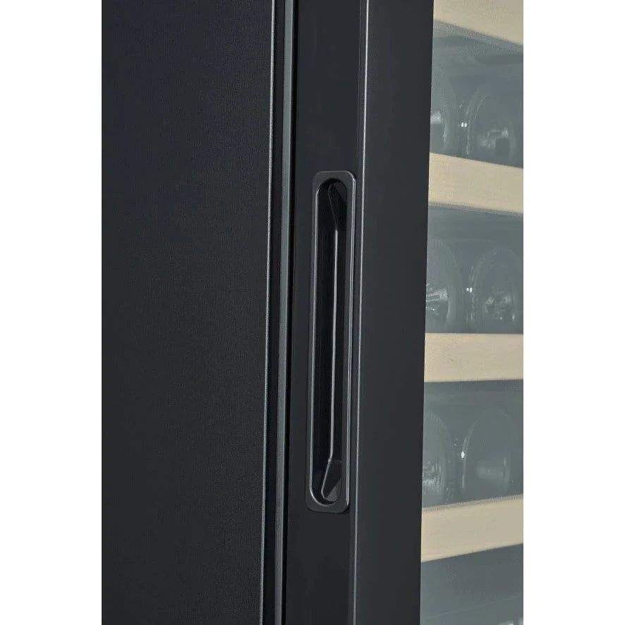 Interior de Cave de vinho para 67 garrafas Cavin Polar Collection 68 com prateleiras