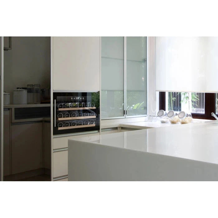 Cave de vinho para 18 garrafas Cavin Scandinavian Collection 18 Black integrado numa cozinha contemporânea