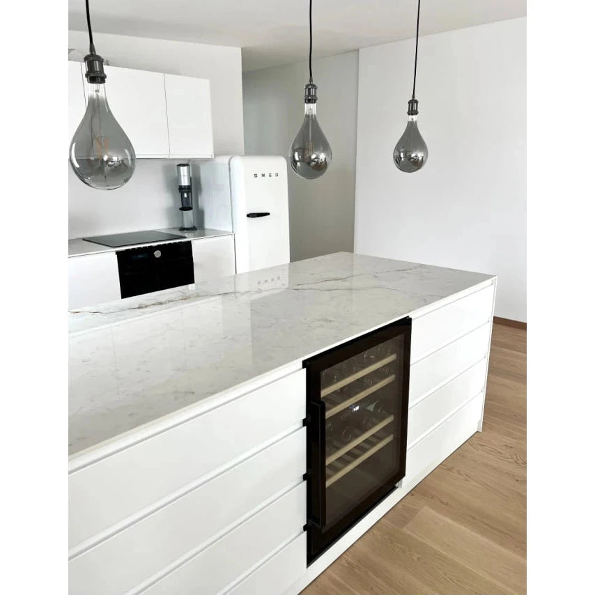 Interior de Cave de vinho para 40 garrafas Cavin Scandinavian Collection 40 Fullglass Black com prateleiras
