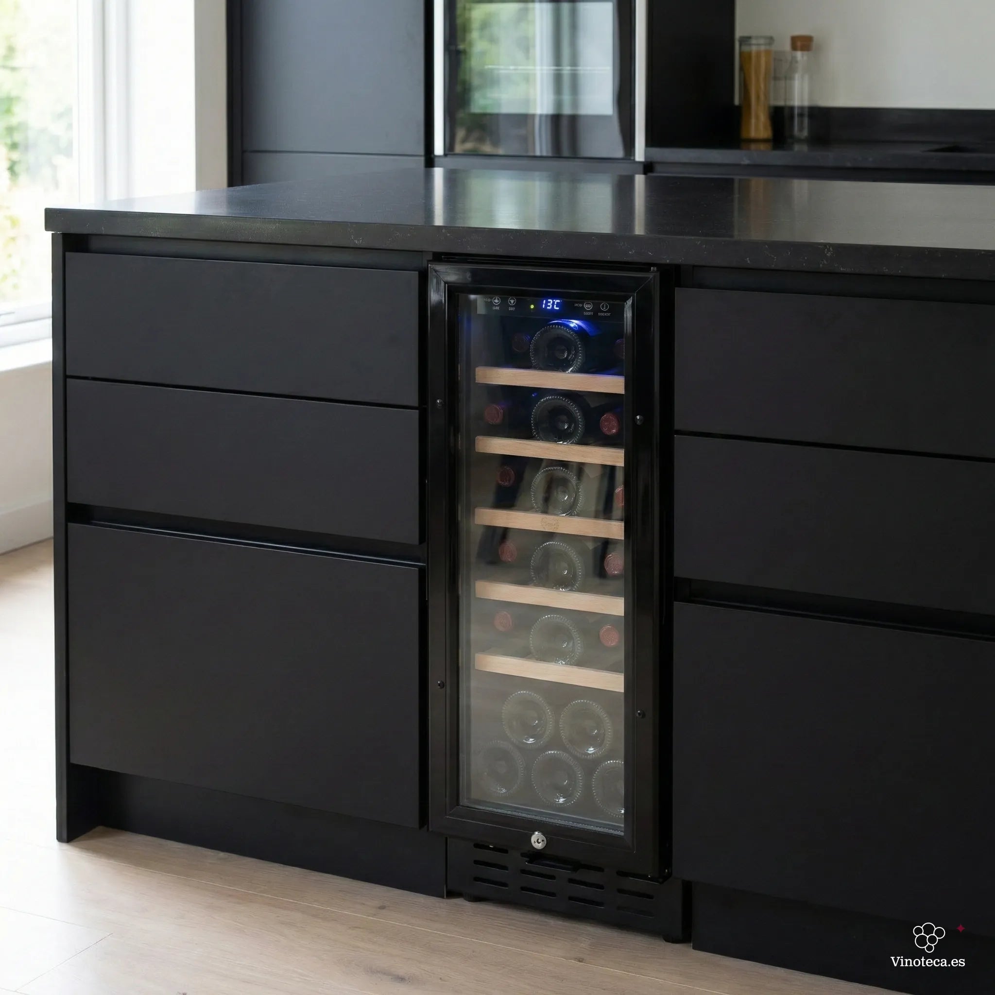 Cave de vinho Vinobox 20 Design Black em ambiente de cozinha com acabamento preto.