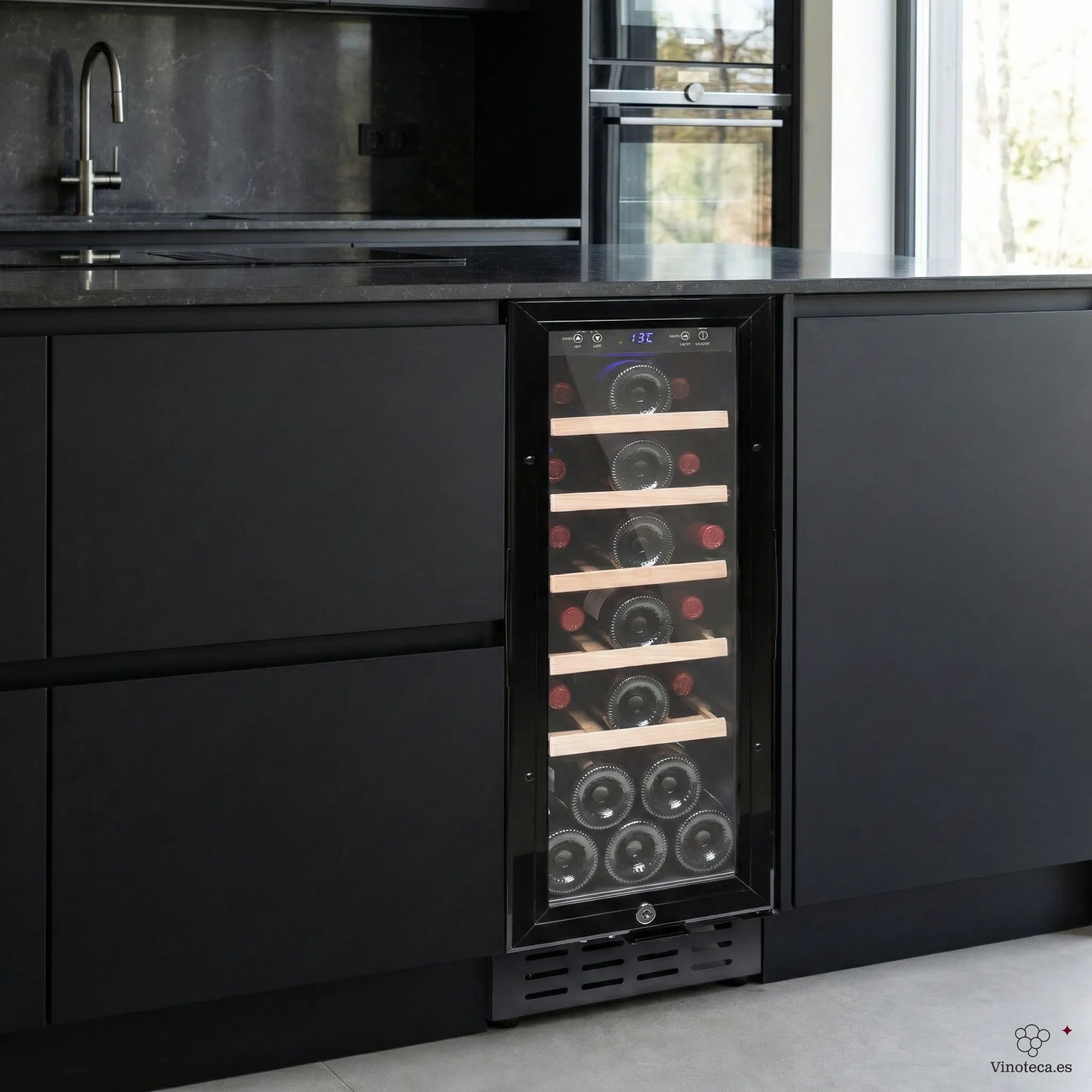 Cave de vinho Vinobox 20 Design Black integrada em cozinha moderna sob bancada.