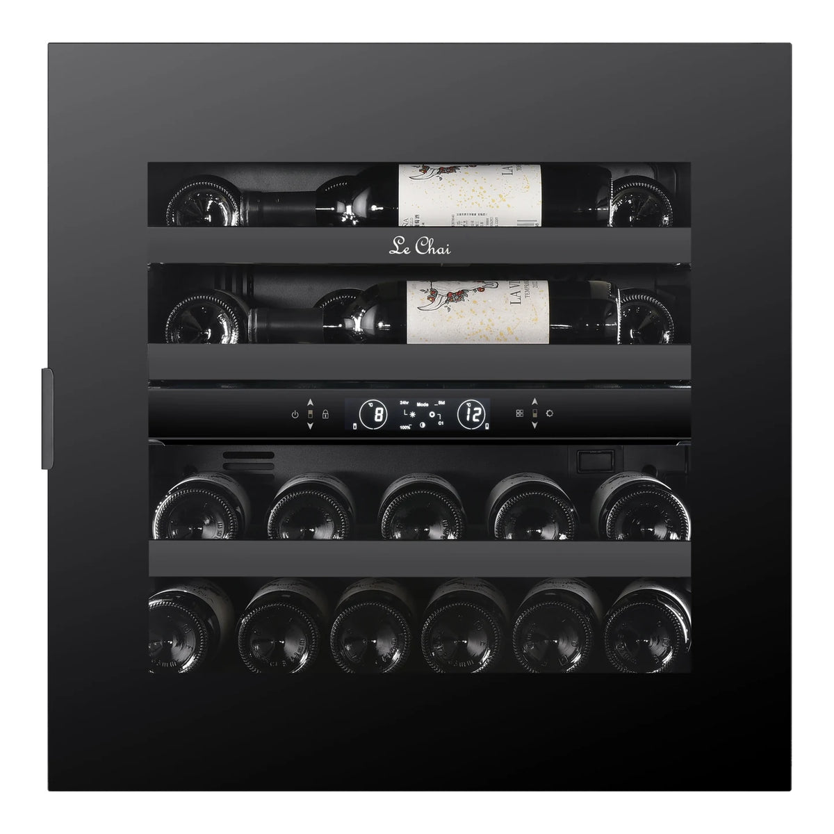 Cave de vinho Le Chai LT2BI25H60A de 25 garrafas, vista frontal com a porta fechada, cheia de garrafas, com as prateleiras com frontal Black Inox.