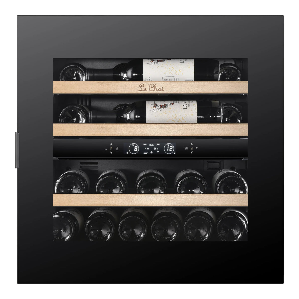 Cave de vinho Le Chai LT2BI25H60A de 25 garrafas, vista frontal com a porta fechada, cheia de garrafas, com as prateleiras de madeira sem frontal Black Inox.