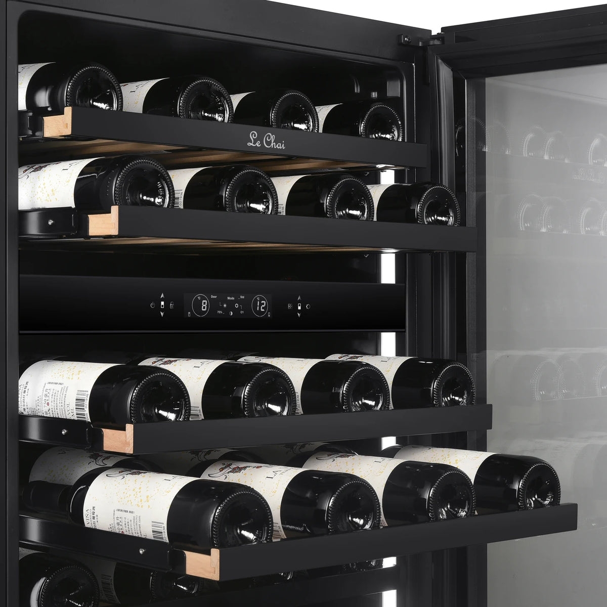 Cave de vinho Le Chai LT2BI25H60A de 25 garrafas, pormenor das prateleiras de madeira puxadas, com frontal Black Inox e garrafas.