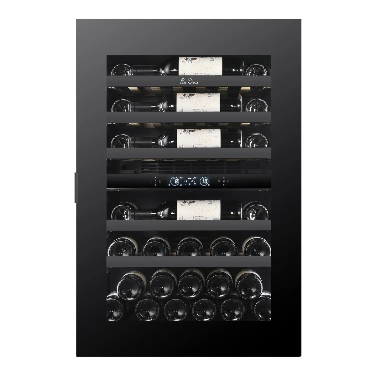 Cave de vinho Le Chai LT2BI44H88A de 44 garrafas, vista frontal com a porta fechada, cheia de garrafas, com as prateleiras com frontal Black Inox.