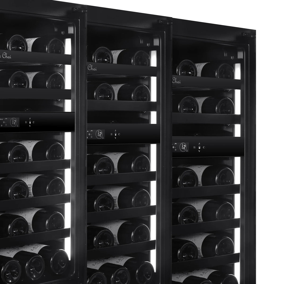 Cave de vinho Le Chai LT2BI44H88A de 44 garrafas, pormenor da iluminação lateral Side Light acesa.