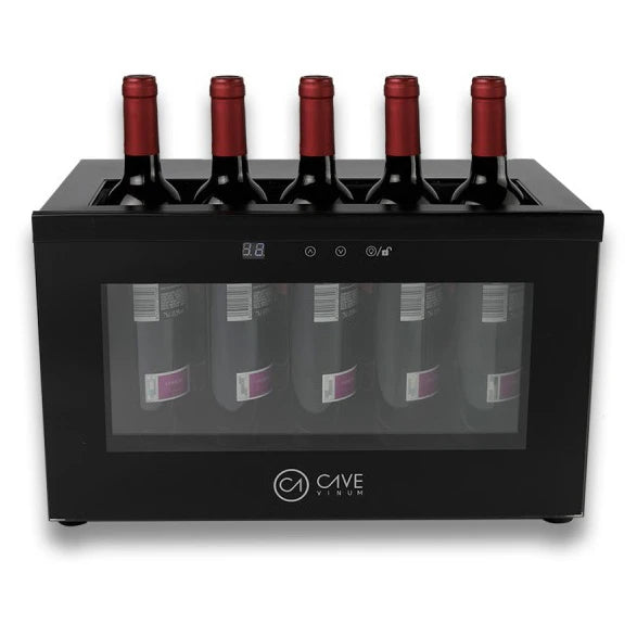 Interior do refrigerador de vinho Cave Vinum CV-7-DN para 5 garrafas, com formato de barra e controlo digital frontal.
