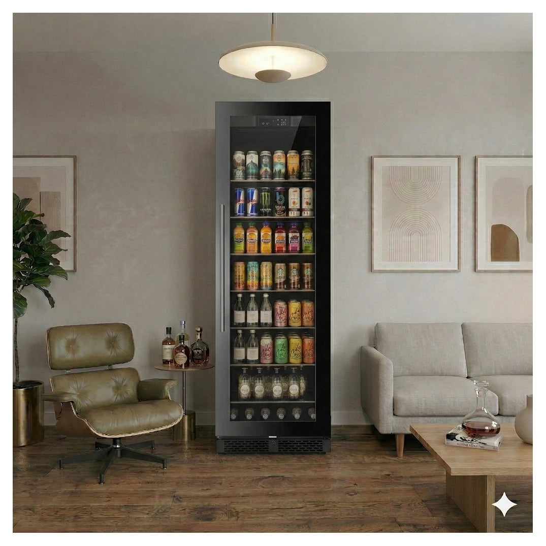 Frigorífico de bebidas ClimaVin Noir160 instalado numa sala de estar junto a um cadeirão e a um sofá