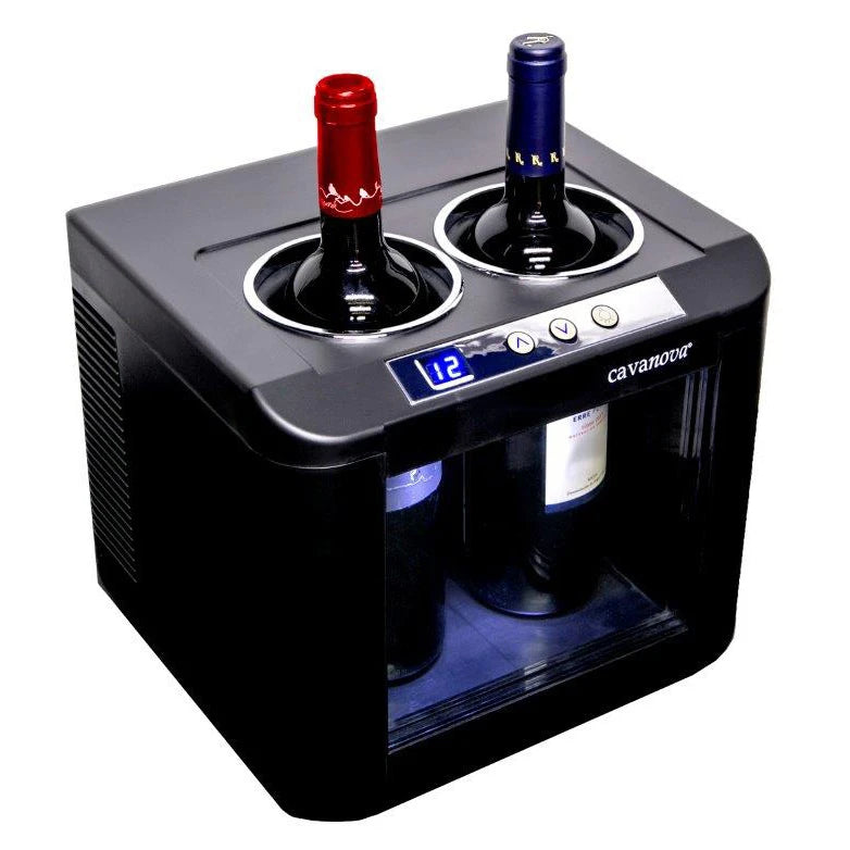Detalhe do refrigerador de vinho Cavanova OW002 com display digital e iluminação interior LED.