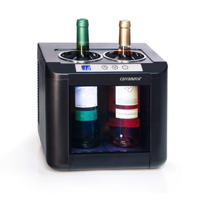 Refrigerador de vinho horizontal Cavanova para duas garrafas com design preto, display digital e garrafas inseridas pela parte superior.