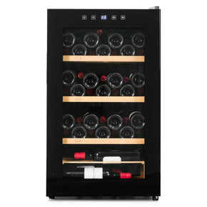 Cave de vinho Vinobox 48 Pro preta com porta de vidro, três prateleiras de madeira e capacidade para 48 garrafas dispostas horizontalmente no interior.