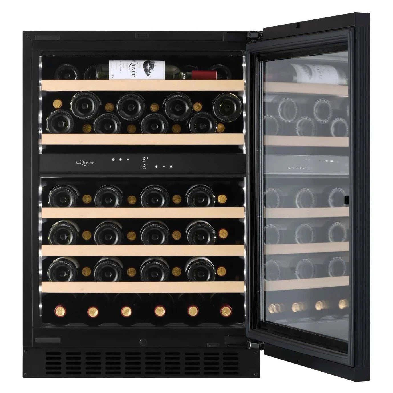 Interior da cave de vinho mQuvée WineCave Exclusive 780 60D Panel Ready com prateleiras de madeira.